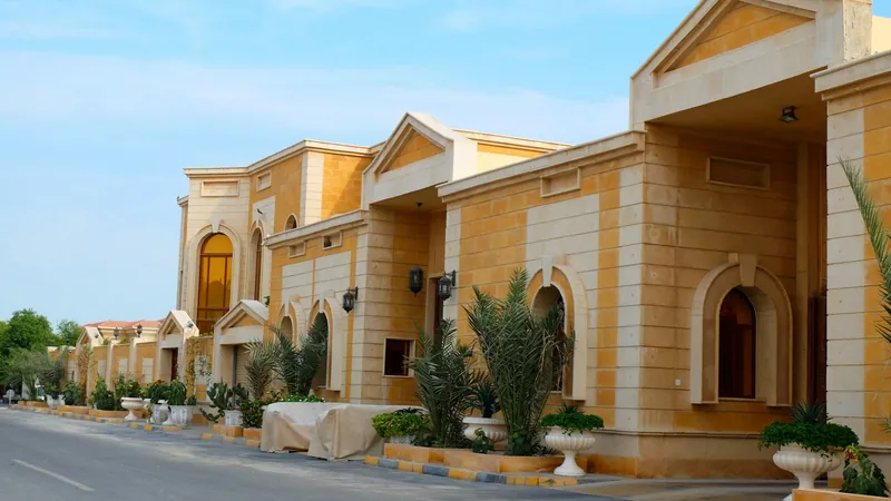 صف من الفلل المكسوة بالحجر على شارع في أبو هامور بالدوحة